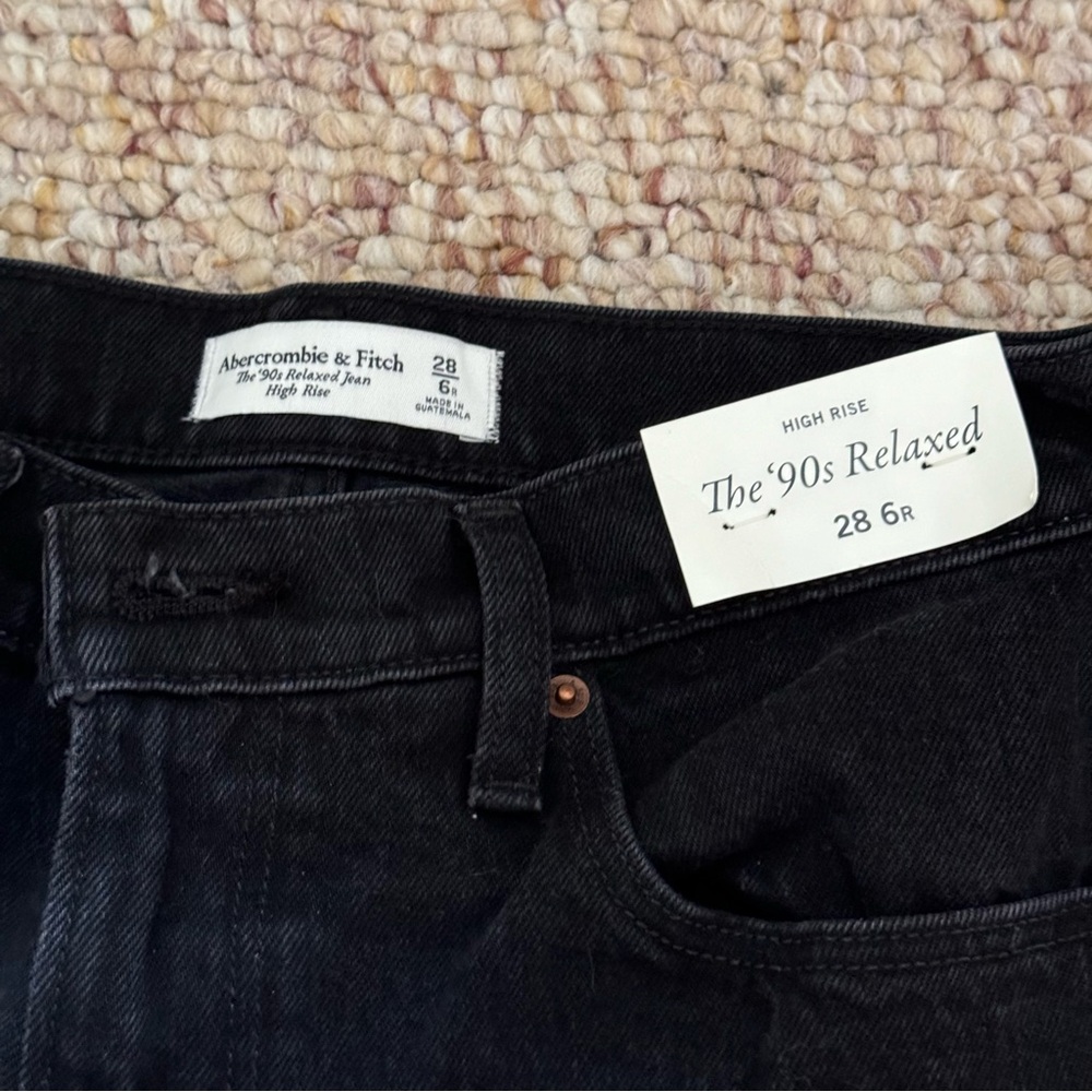 Abercrombie High rise relaxed 90s Jean cropped hem